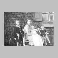 011-0240 Mutti Marie-Erika 1941 mit ihren vier Kindern.jpg